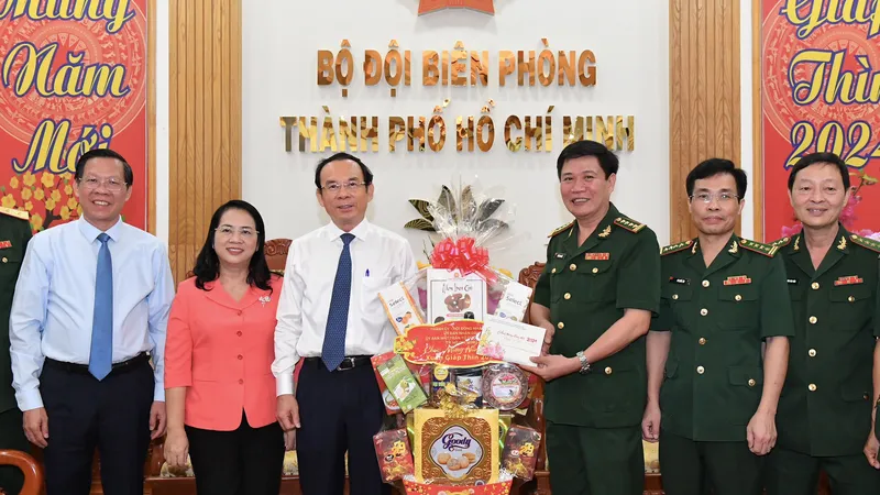 Bí thư Thành ủy TPHCM Nguyễn Văn Nên thăm, động viên các đơn vị trực đêm giao thừa 