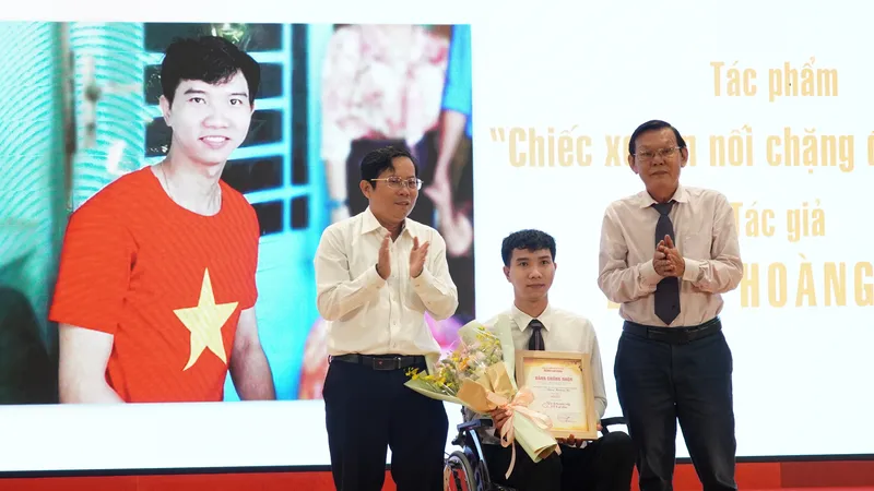 Bài viết “Chiếc xe lăn nối chặng đường xuân” giành giải nhất cuộc thi Xuân sum vầy - Tết sẻ chia"