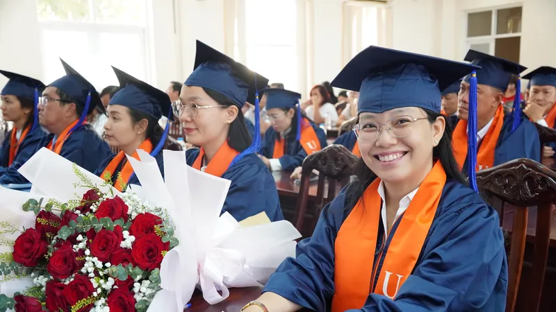 Nhóm Thạc sĩ Điều hành cao cấp Quản lý công đầu tiên của quận 7 tốt nghiệp