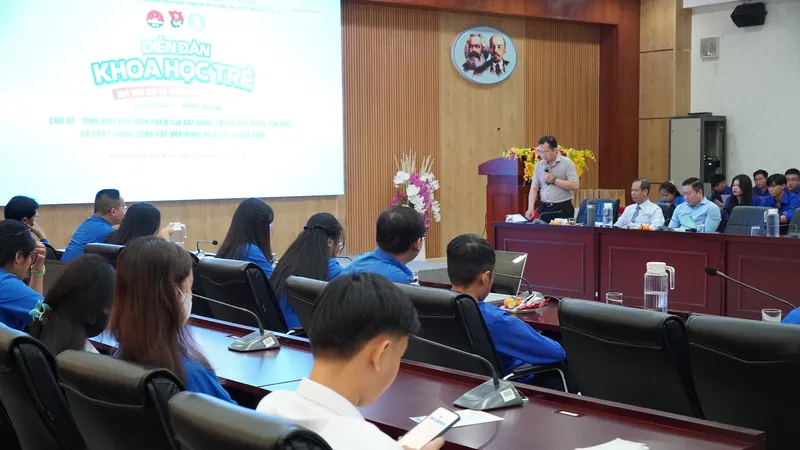Sinh viên Học viện Cán bộ TPHCM bàn giải pháp tham gia xây dựng TPHCM