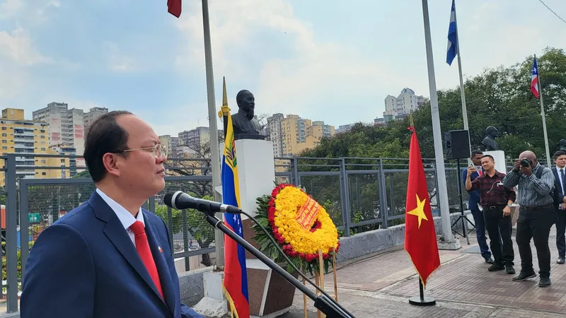 Thăm và làm việc tại Venezuela: Đoàn đại biểu TPHCM dâng hoa lên Bác 