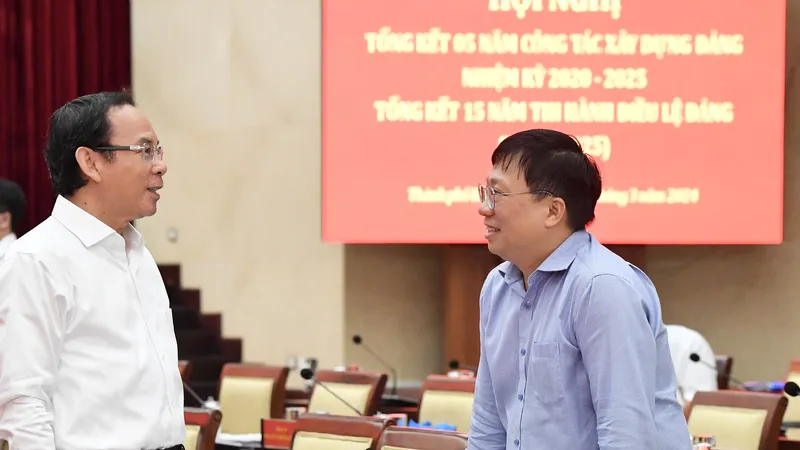 Bí thư Thành ủy TPHCM Nguyễn Văn Nên trao đổi với đại biểu tham dự hội nghị. Ảnh: VIỆT DŨNG