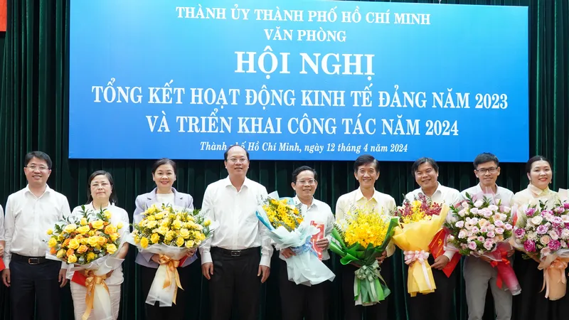 Tạo nguồn nhân lực vừa hồng vừa chuyên cho các đơn vị kinh tế đảng 