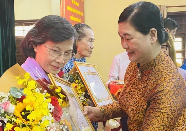 Nguyên Chủ tịch HĐND TPHCM Phạm Phương Thảo nhận Huy hiệu 55 năm tuổi Đảng