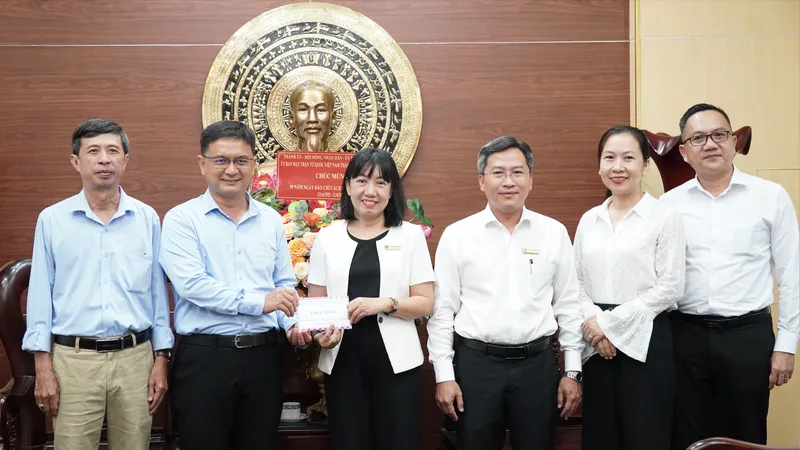 Trưởng Ban Dân vận Thành ủy TPHCM thăm, chúc mừng các cơ quan báo chí