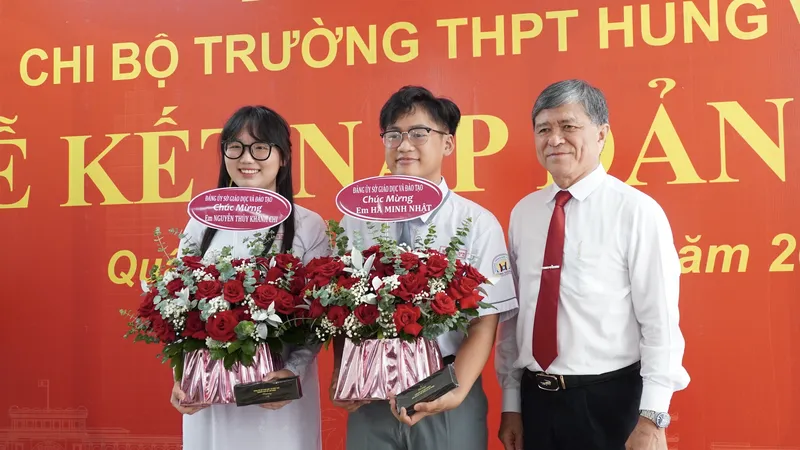 Hai học sinh tiêu biểu Trường THPT Hùng Vương (quận 5) đứng vào hàng ngũ của Đảng