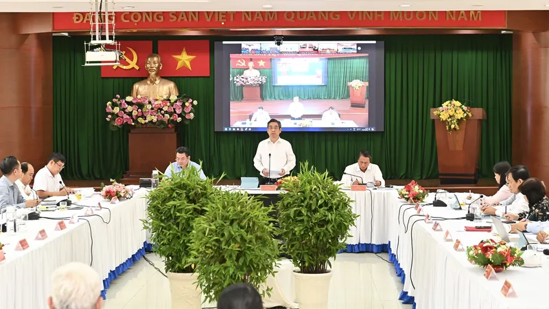 Xác định việc phục vụ nhân dân là nhiệm vụ chính trị xuyên suốt