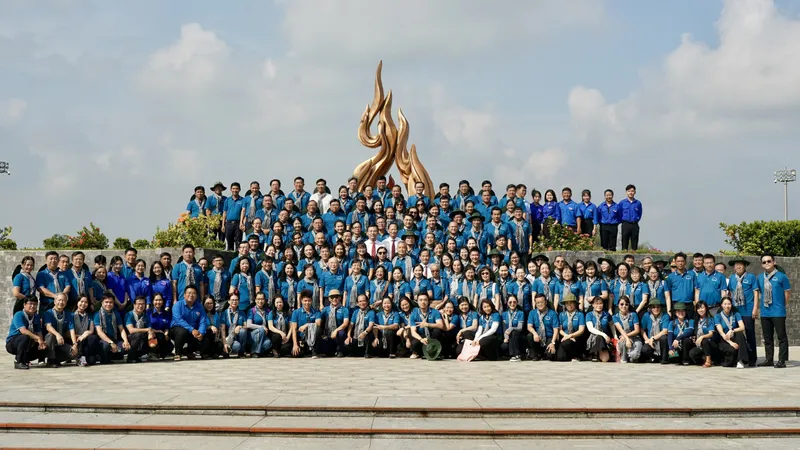 Đoàn đại biểu Ban Tuyên giáo Thành ủy TPHCM dâng hoa, dâng hương tại các khu di tích lịch sử cách mạng huyện Bình Chánh