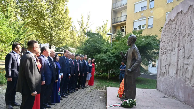 Đoàn đại biểu TPHCM dâng hoa tượng đài Chủ tịch Hồ Chí Minh tại TP Zalaegerszeg, Hungary 