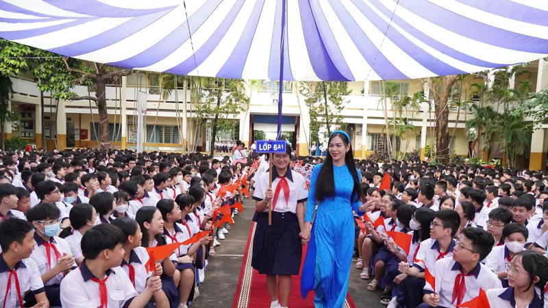 Trưởng Ban Tuyên giáo Thành ủy TPHCM dự khai giảng năm học mới tại Trường THCS Hoa Lư