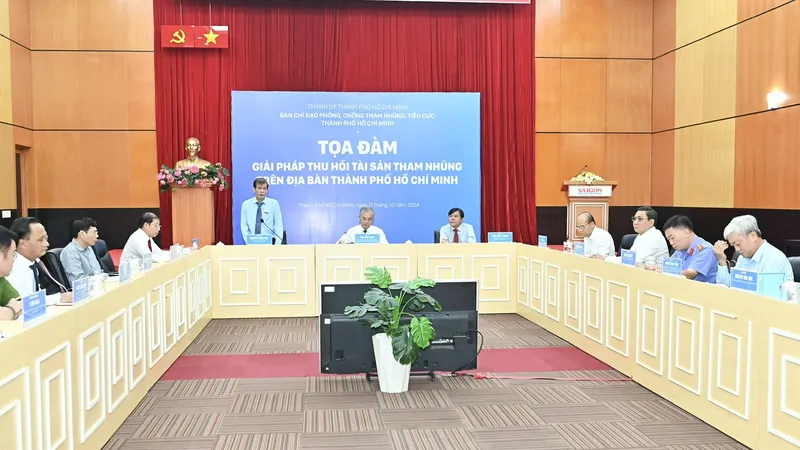 Nhà báo Nguyễn Khắc Văn, Phó Tổng Biên tập Phụ trách Báo Sài Gòn Giải Phóng phát biểu tại tọa đàm. Ảnh: VIỆT DŨNG