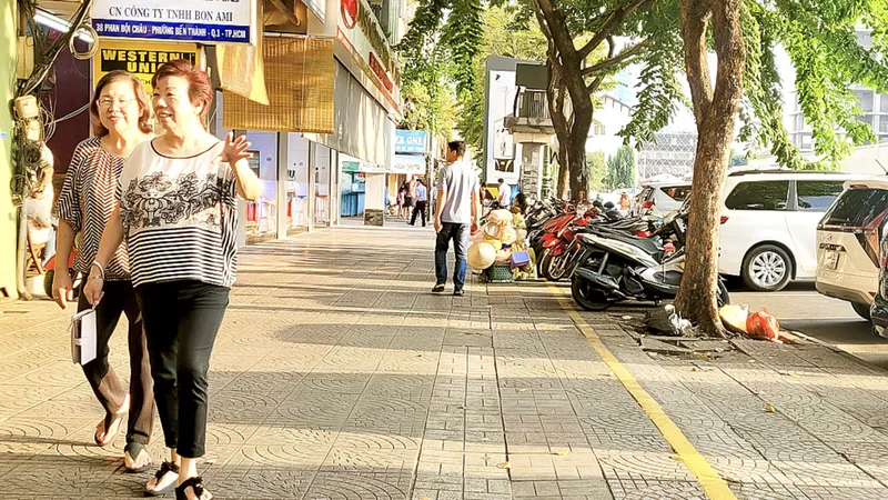 Quận 1: 52 tuyến đường sử dụng một phần vỉa hè có thu phí 