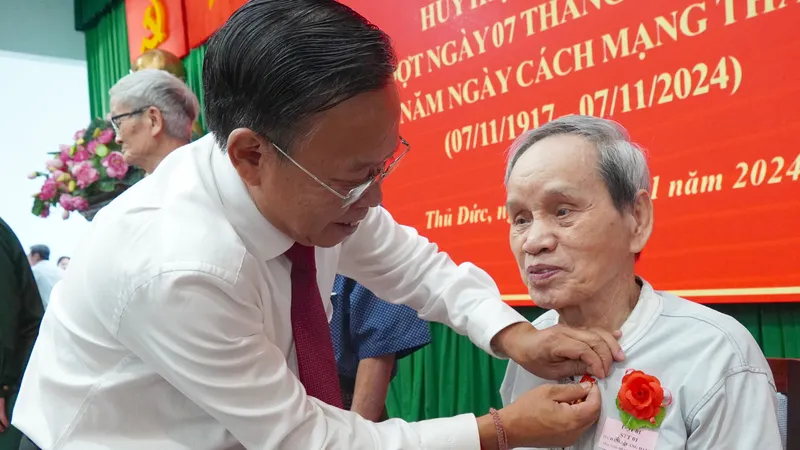 296 đảng viên Đảng bộ TP Thủ Đức nhận Huy hiệu Đảng