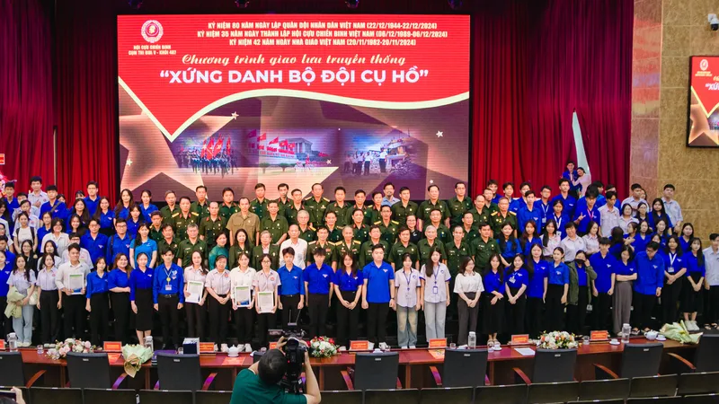 Hơn 1.000 đại biểu dự giao lưu truyền thống “Xứng danh Bộ đội Cụ Hồ”