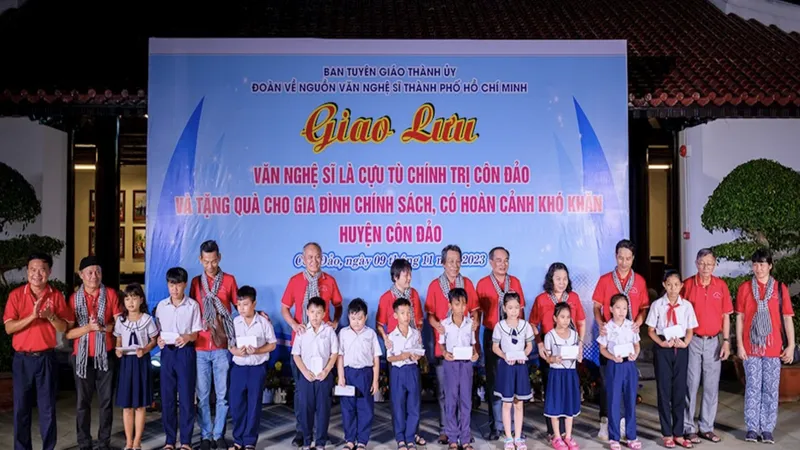 Hành trình “Điện Biên Phủ - Bản anh hùng ca thế kỷ” đưa văn nghệ sĩ TPHCM đến với người dân vùng biên cương