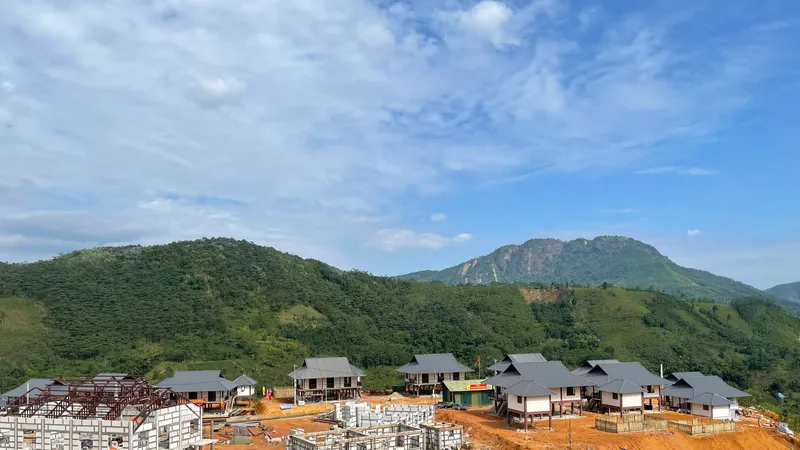 Đoàn văn nghệ sĩ TPHCM đến với bà con làng Nủ