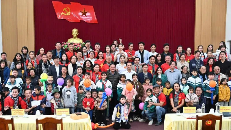 Văn nghệ sĩ TPHCM tặng quà đến học sinh và người dân có hoàn cảnh khó khăn tại tỉnh Yên Bái