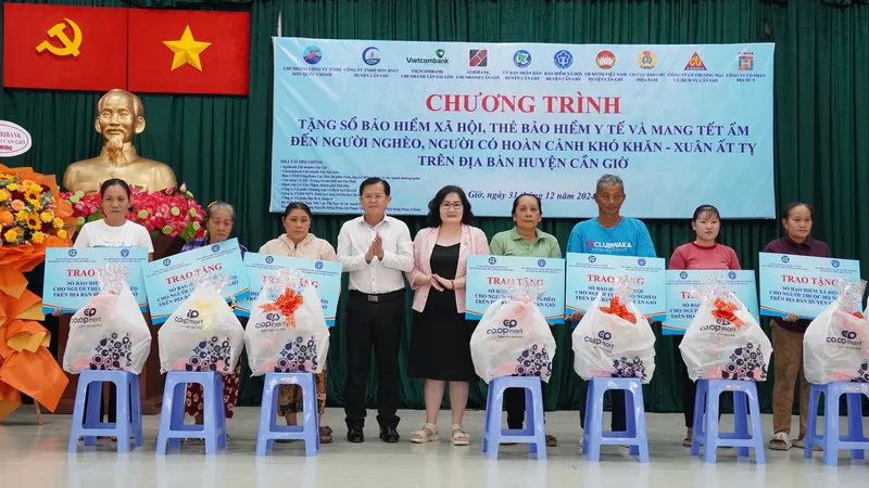 Gần 750 triệu đồng tặng BHXH, BHYT và quà tết cho người dân khó khăn huyện Cần Giờ