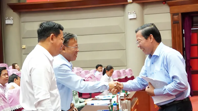 Chủ tịch UBND TPHCM Phan Văn Mãi trao đổi cùng Bí thư Thành ủy TP Thủ Đức Nguyễn Hữu Hiệp.