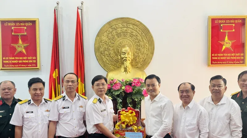 Phó Chủ tịch UBND TPHCM Bùi Xuân Cường thăm, chúc tết Lữ đoàn 125