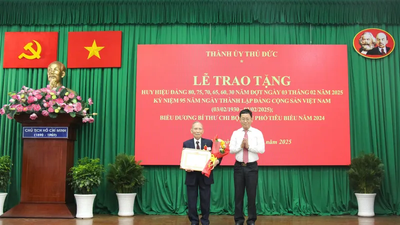 Đảng bộ TP Thủ Đức có 402 đảng viên nhận Huy hiệu Đảng đợt 3-2-2025