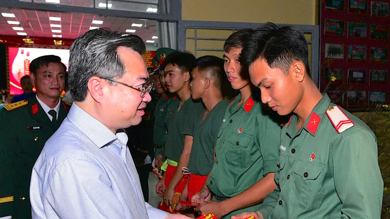 Phó Bí thư Thường trực Thành ủy TPHCM Nguyễn Thanh Nghị thăm, động viên các đơn vị trực sẵn sàng chiến đấu dịp tết