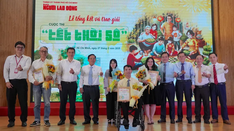 Tác phẩm “Bà tôi 91 tuổi "lướt Facebook" chúc Tết online” đoạt giải nhất cuộc thi Tết thời số