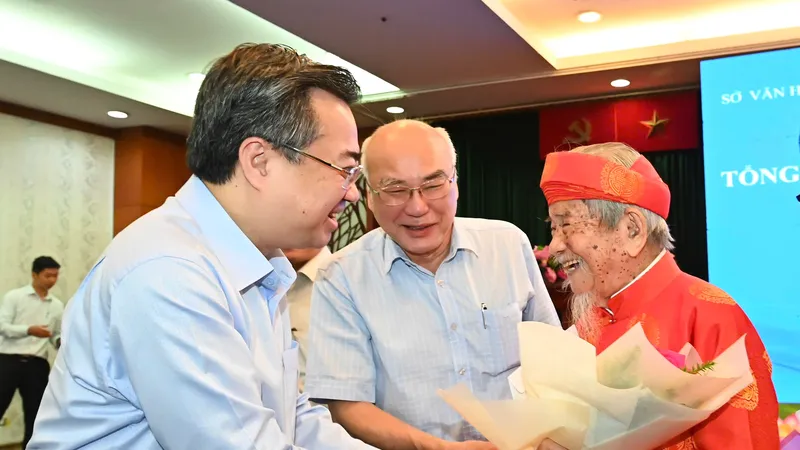 Đồng chí Nguyễn Thanh Nghị và đồng chí Phan Nguyễn Như Khuê chúc mừng nhà nghiên cứu Nguyễn Đình Tư đạt Giải thưởng Sách Quốc gia lần VII-năm 2024. Ảnh: VIỆT DŨNG