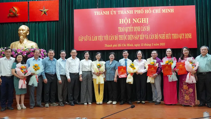 Thành ủy TPHCM tri ân 46 đồng chí nghỉ hưu, nghỉ việc để sắp xếp tinh gọn bộ máy