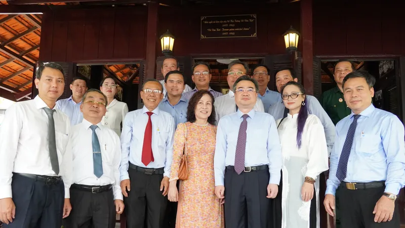 Lãnh đạo TPHCM thăm hỏi gia đình các cá nhân tiêu biểu 