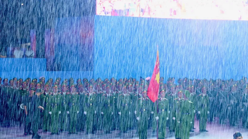 Dưới mưa, đoàn diễu binh vẫn sừng sững tiến bước