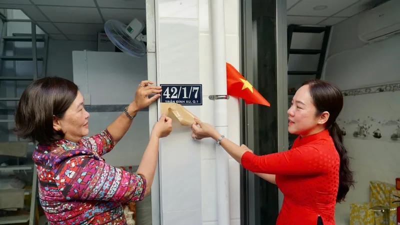  Người dân quận 1 phấn khởi nhận nhà mới trong không khí kỷ niệm ngày non sông thống nhất