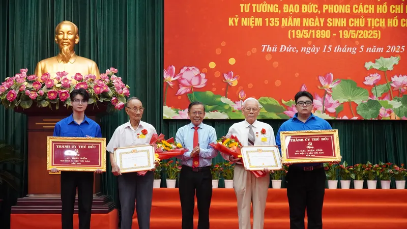 Bí thư Thành ủy TP Thủ Đức Nguyễn Hữu Hiệp trao Huy hiệu đến các đồng chí nhận Huy hiệu 75 năm tuổi Đảng