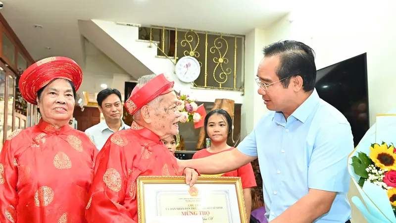 Chủ tịch UBND TPHCM Nguyễn Văn Được thăm, chúc thọ người cao tuổi 
