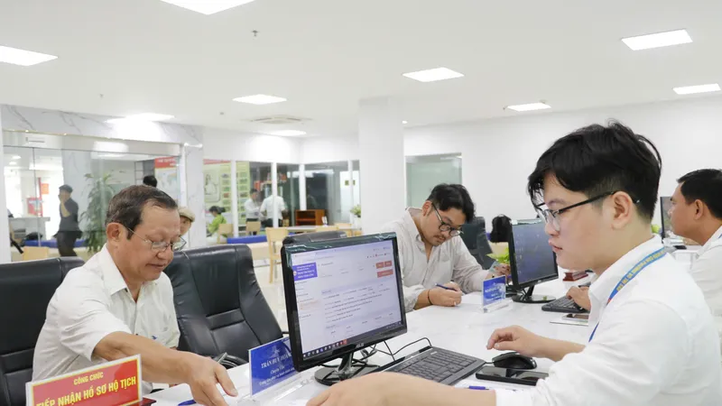 Trang bị robot, bánh, nước miễn phí phục vụ người dân