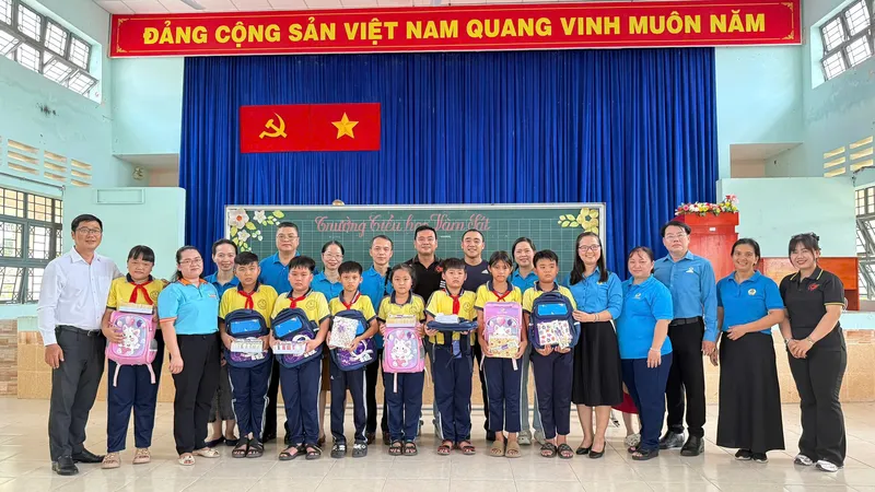 Tiếp sức cho học sinh khó khăn
