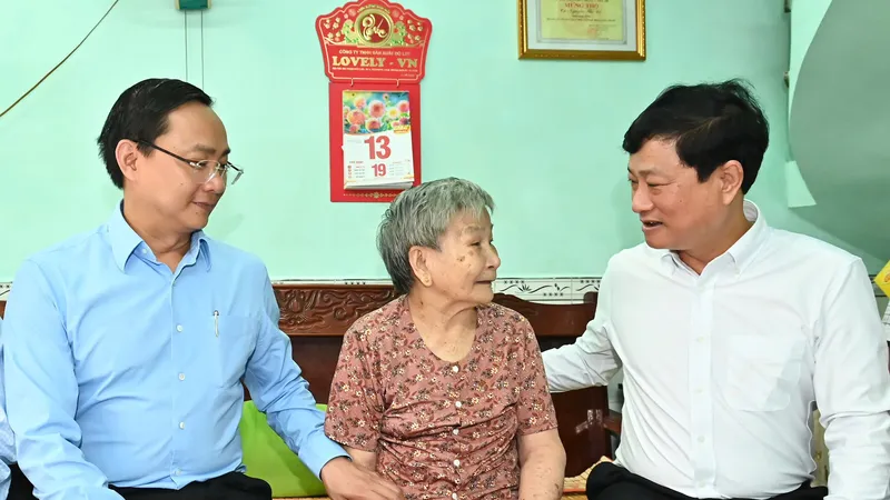 Chủ tịch HĐND TPHCM Võ Văn Minh thăm người có công với cách mạng
