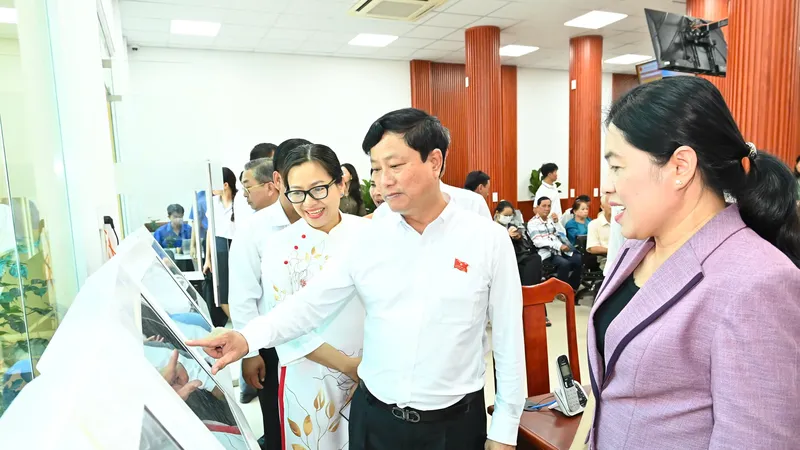 Chủ tịch HĐND TPHCM lưu ý giảm tối đa việc trả hồ sơ yêu cầu người dân bổ sung thông tin