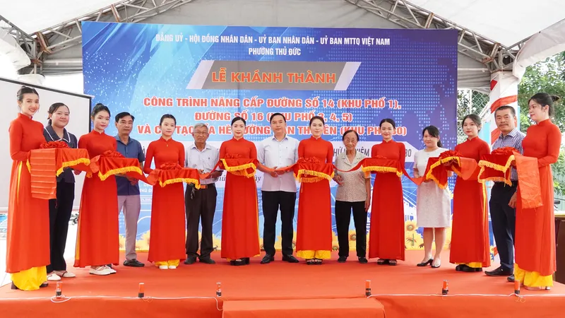 Nghi thức cắt băng khánh thành các công trình cải tạo, nâng cấp đường, vỉa hè trên địa bàn. Ảnh: THU HƯỜNG
