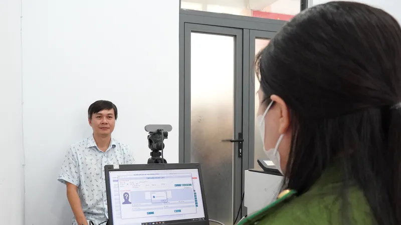 TPHCM: Làm thêm giờ, đến tận nhà đảng viên để lập hồ sơ đổi thẻ Đảng