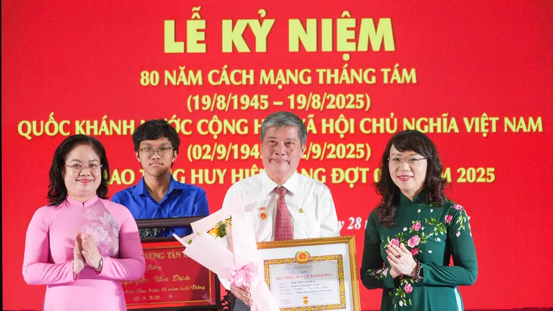 68 đảng viên phường Tân Hưng nhận Huy hiệu Đảng đợt 2-9