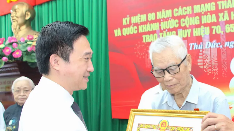 Phường Thủ Đức trao tặng Huy hiệu Đảng đến 64 đảng viên