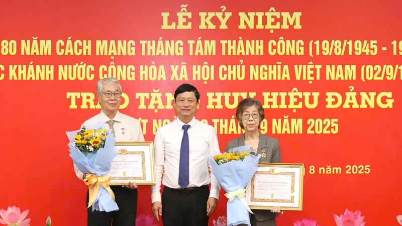 Giữ vững nhân cách, phẩm chất chính trị của người đảng viên