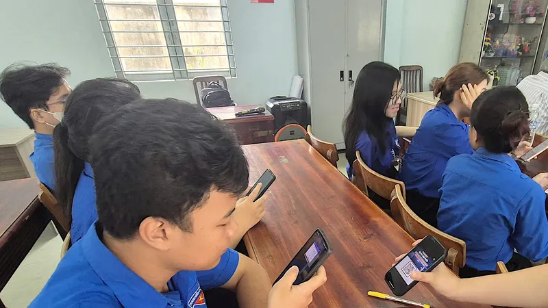 Đoàn viên thanh niên quét mã QR tham gia thi trực tuyến