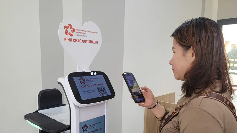 Người dân làm thủ tục trực tuyến 5 loại lệ phí theo thẩm quyền của HĐND sẽ có phí là 0 đồng. Ảnh PHƯƠNG UYÊN