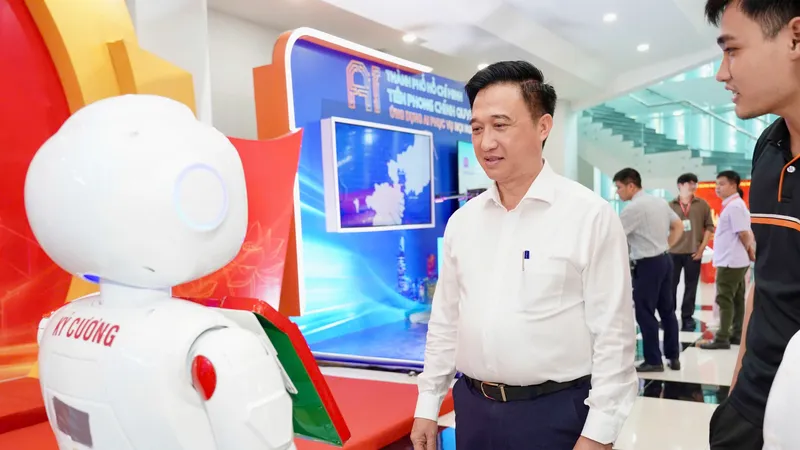 Phó Bí thư Thành ủy TPHCM Đặng Minh Thông trải nghiệm các thiết bị công nghệ tại Đại hội đại biểu Đảng bộ TPHCM lần thứ I, nhiệm kỳ 2025-2030