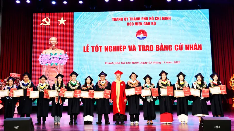 Học viện Cán bộ TPHCM trao bằng tốt nghiệp cho hơn 400 tân cử nhân