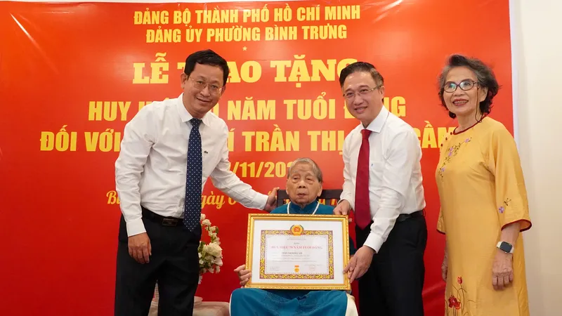 Lãnh đạo Thành ủy TPHCM trao Huy hiệu 70 năm tuổi Đảng đến đồng chí Trần Thị Kim Cầm