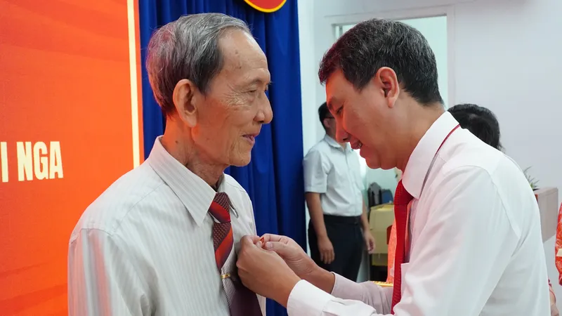 Đảng bộ phường Tăng Nhơn Phú (TPHCM) có 35 đồng chí nhận Huy hiệu Đảng dịp 7-11