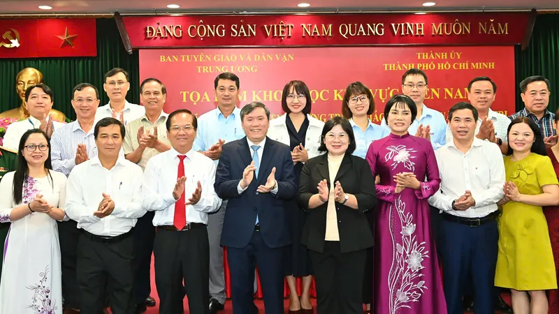 Các đại biểu dự tọa đàm. Ảnh VIỆT DŨNG